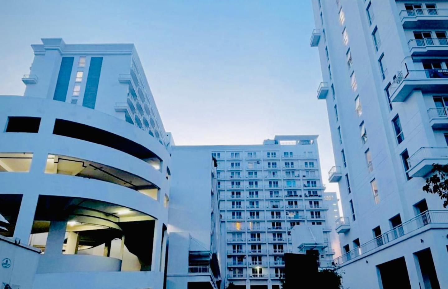 Dolphin Inn & Suites Manhattan ラクナウ エクステリア 写真